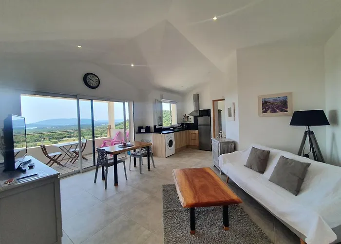 Tres Belle Vue Et Piscine Chauffee - Baccalocation